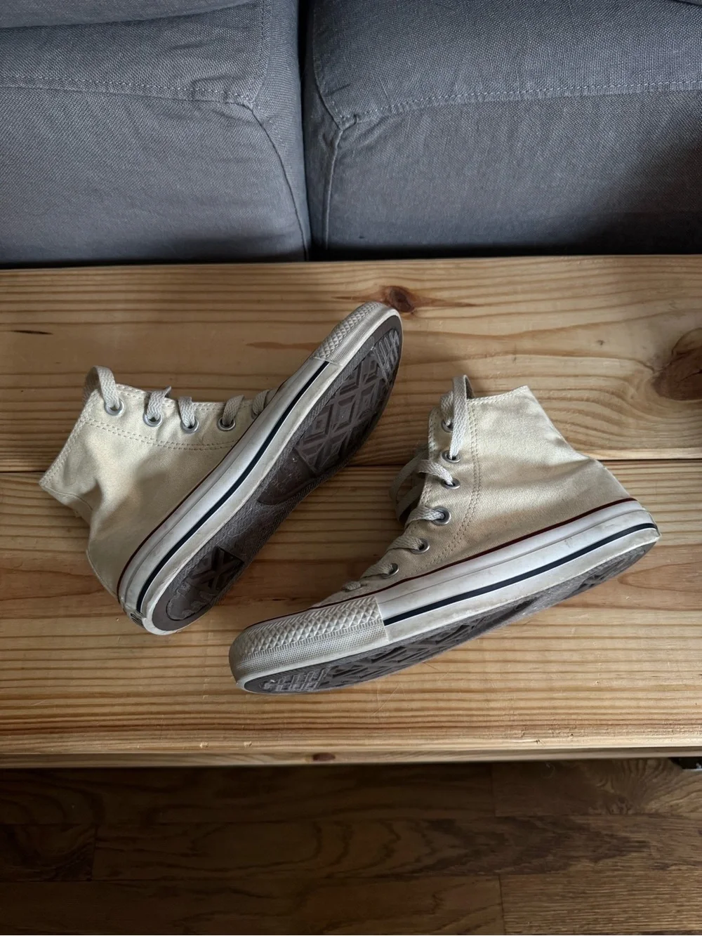 Converse Kids High-Top Sneakers in Beige with Red Trim